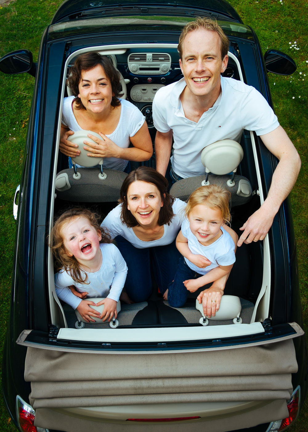 Grande famille joyeuse en voiture